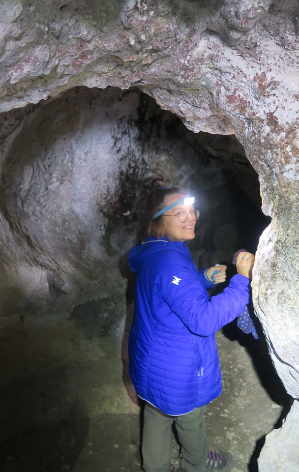 Sellina dans la grotte avant la bosse
